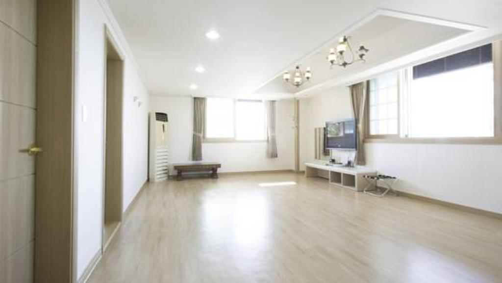 Tongyeong Bay Condo Hotel Екстер'єр фото