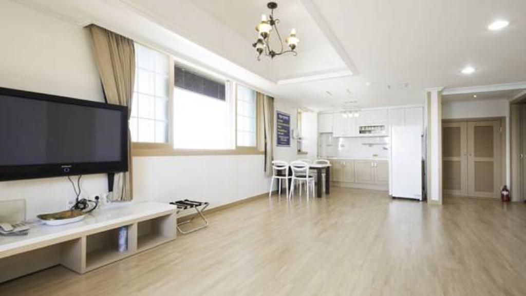 Tongyeong Bay Condo Hotel Екстер'єр фото