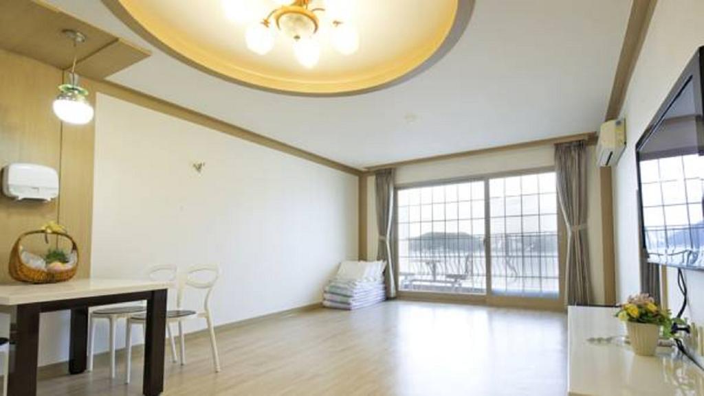Tongyeong Bay Condo Hotel Екстер'єр фото