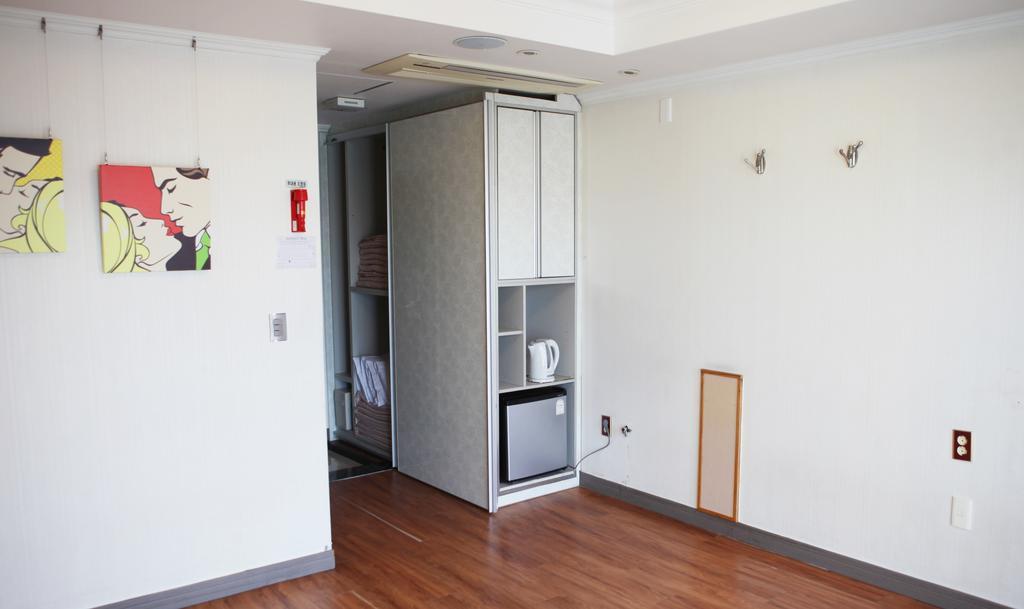 Tongyeong Bay Condo Hotel Екстер'єр фото