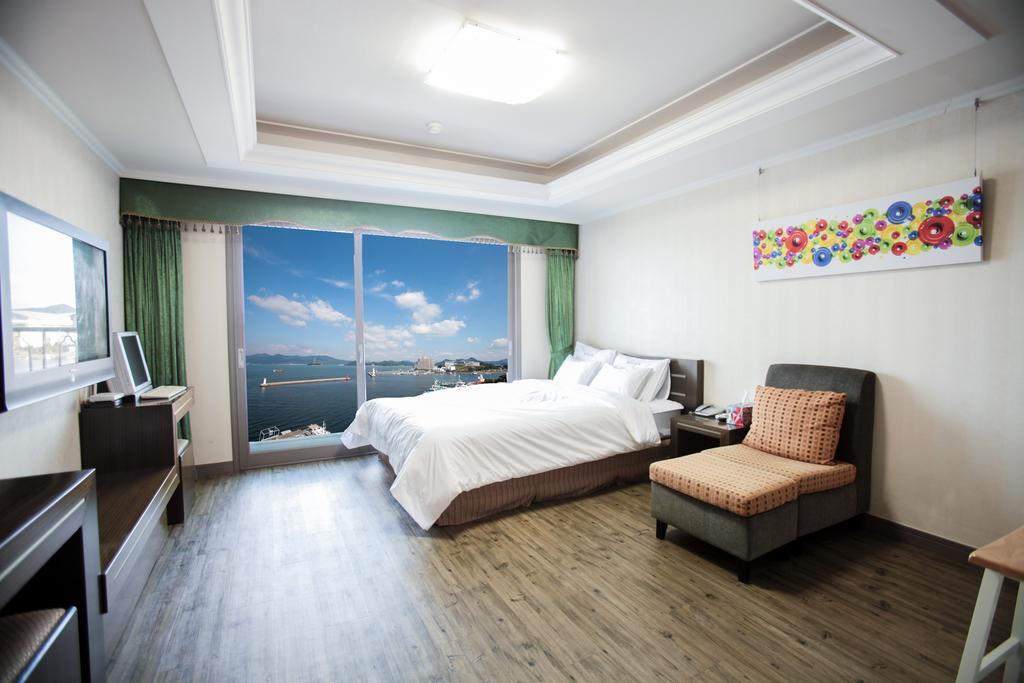 Tongyeong Bay Condo Hotel Екстер'єр фото