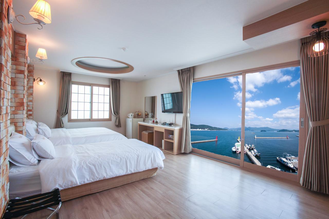Tongyeong Bay Condo Hotel Екстер'єр фото