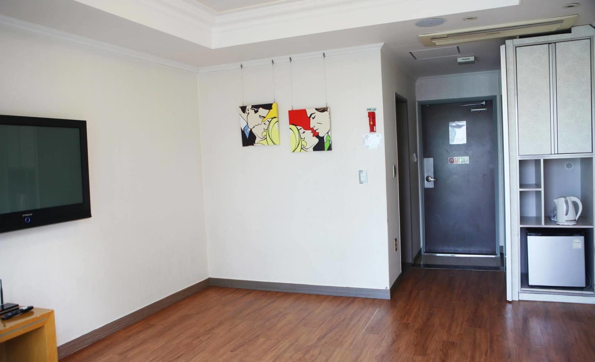 Tongyeong Bay Condo Hotel Екстер'єр фото