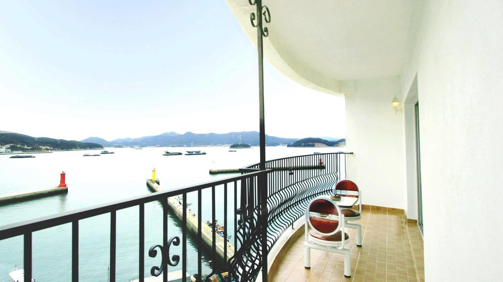 Tongyeong Bay Condo Hotel Екстер'єр фото
